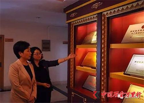 青海省委常委王宇燕來金訶藏藥調(diào)研工作