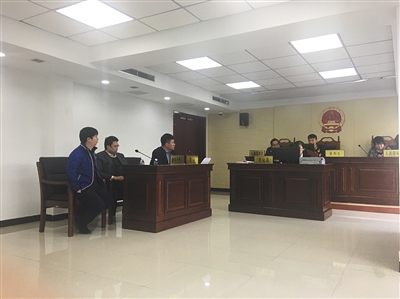 昨日，吳先生（左一）在法庭上講述自己銀行卡內28萬元被盜刷的過程。本版攝影/新京報記者 左燕燕