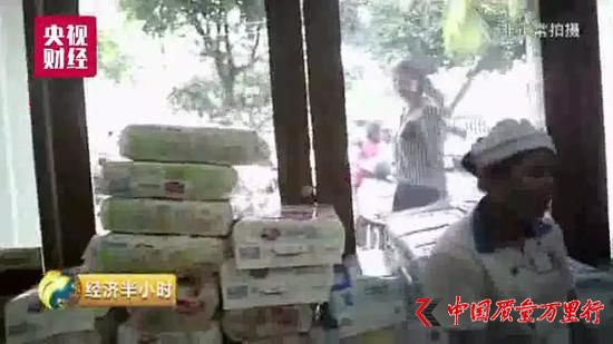記者仔細(xì)地查看,整個(gè)藥店將近四分之一的營(yíng)業(yè)場(chǎng)所賣(mài)的商品,都和藥品無(wú)關(guān)。