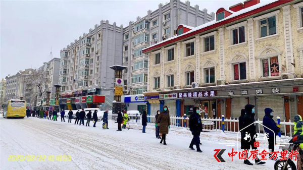 你排隊的身影真美！冰城戰“疫”中 每個文明的你都是風景