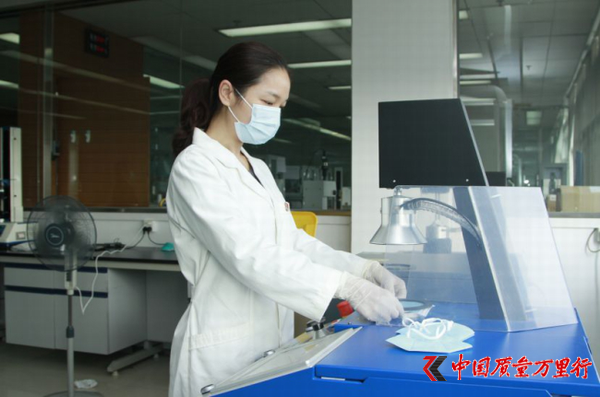一手抓檢驗，一手攻技術， 她在技術一線“罩”應大家！