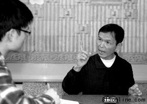 6日，東盛名苑一名有房無證的業(yè)主接受采訪