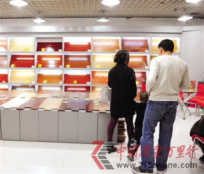 去賣場(chǎng)購(gòu)買木地板時(shí),一定要看產(chǎn)品檢測(cè)報(bào)告,根據(jù)國(guó)家標(biāo)準(zhǔn),甲醛釋放量達(dá)到E1級(jí)別,即可選購(gòu)