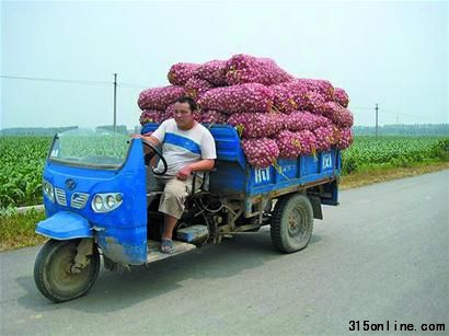 圖三：商河一蒜農正準備把這車大蒜送到蒜片加工廠去。(王寶靜 攝)