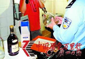 衛生間內勾兌萬元洋酒