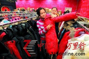 商場(chǎng)冬裝跨入千元時(shí)代 年輕人愛網(wǎng)購老人忙翻新