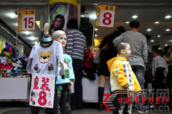 2010年12月1日，深圳東門步行街待售的童裝。 袁水靈 / 東方IC