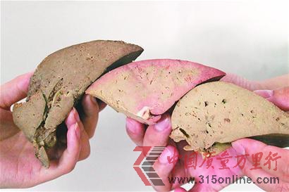 記者試驗(yàn)發(fā)現(xiàn)，三種豬肝只有得利斯豬肝(中間)顏色不純，淺灰色中摻雜著粉紅色。(本報(bào)記者 湯啟衛(wèi) 攝)