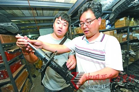 　昨日，老頂坡汽配城，某汽車生產商的工作人員正逐一鑒定庫房中的汽車配件。 首席記者 鐘志兵 攝