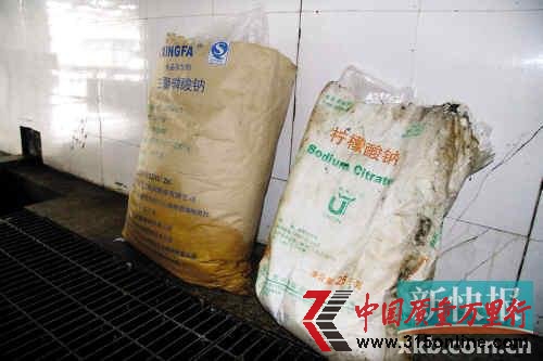 佛山肉聯(lián)廠承包商對(duì)豬血添加工業(yè)鹽制飼料 