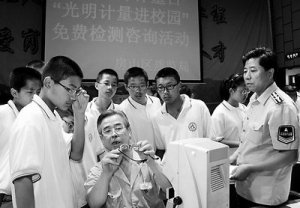 北京市房山區質監局開展了“光明計量進校園”免費檢測咨詢活動