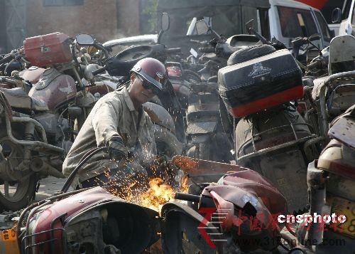 利潤(rùn)驅(qū)使行業(yè)混亂報(bào)廢車輛拆解拼裝回流入市
