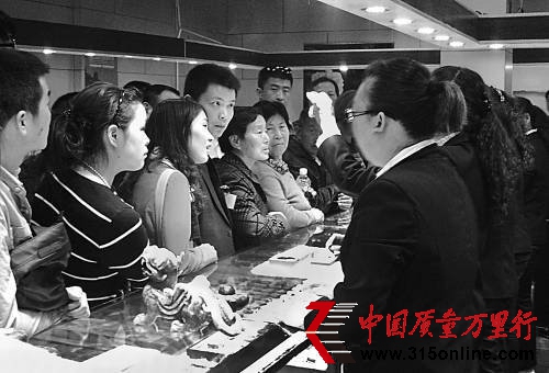 2012年4月22日，北京，玉器城內，店員向游客推銷玉器。 CFP圖(資料圖片)