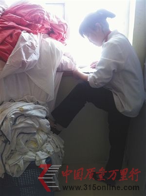 服務員踩在毛巾、浴巾上。