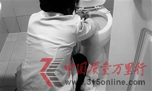 客房服務員用洗臉毛巾擦馬桶，腳邊還堆著浴巾和另外一塊洗臉毛巾。