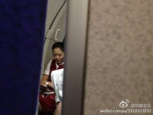 山東航空回應(yīng)空姐飛行中玩手機(jī)：當(dāng)事人已停飛
